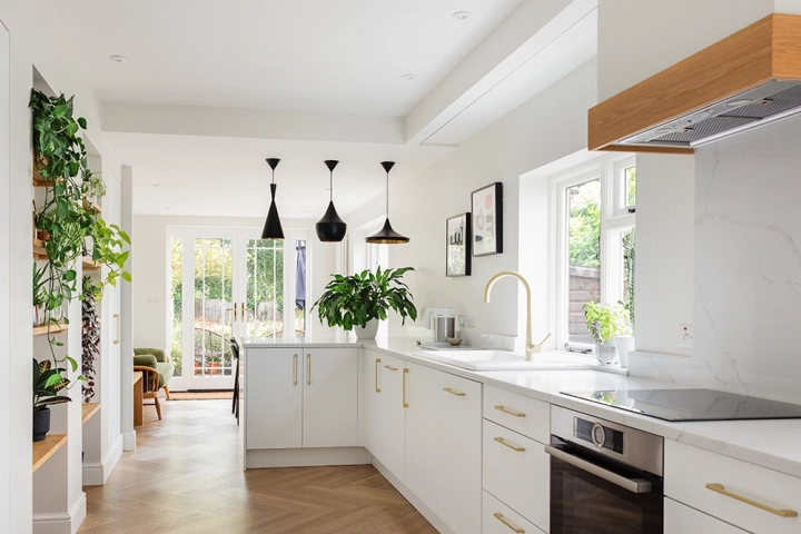 oak cooker canopy in mid centry deisgn kitchen, white worktops and cabinets and doors